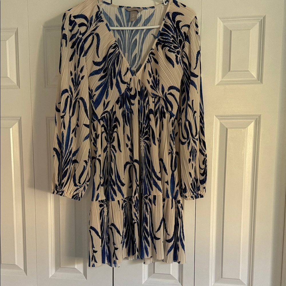 H&M Cream and Navy Floral V‑Neck Tunic Top